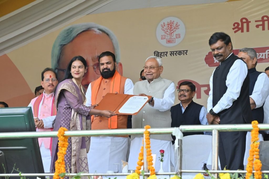 नवनियुक्त शिक्षकों को नियुक्ति पत्र